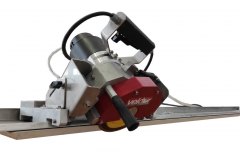 The power of the motor guarantees inclined cuts at 45° up to 3 cm thick on all materials