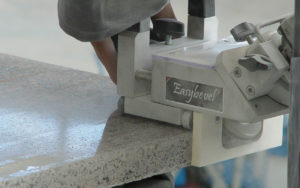 EASYBEVEL – La bisellatrice manuale per marmo, granito